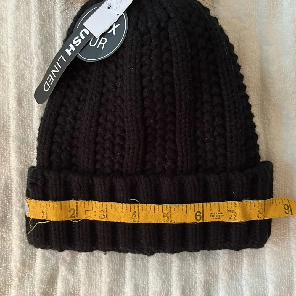 NWT Black beanie winter hat / beanie faux fur lined, ribbed, pompom